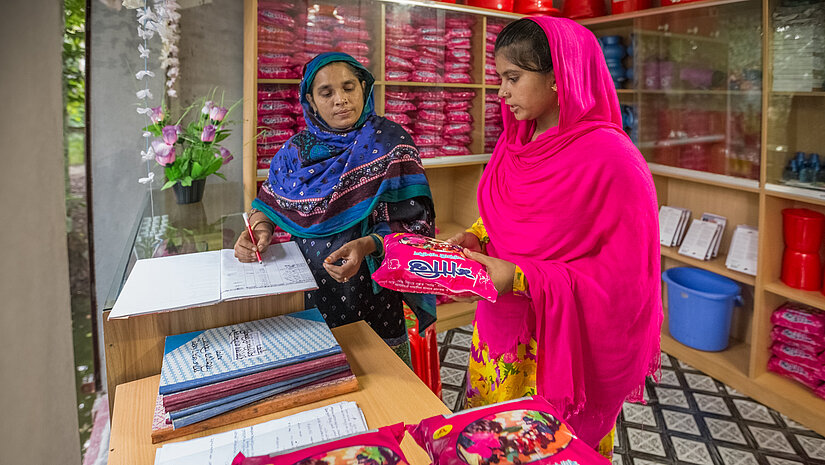 Die Mädchen, die in dem SaniMart arbeiten, werden so wirtschaftlich unabhängig. © Plan International