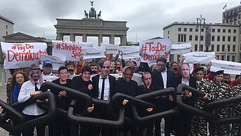 Ein Bündnis von 20 Nichtregierungsorganisationen unter dem Dach von VENRO hat mit einer Aktion auf dem Pariser Platz in Berlin auf das Problem schwindender Handlungsräume für die Zivilgesellschaft aufmerksam gemacht. © VENRO