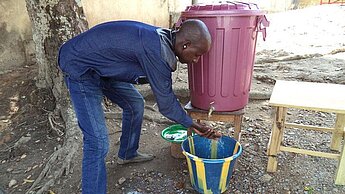 Ebola ist eine der ansteckendsten Krankheiten weltweit. Einfache Maßnahmen wie Händewaschen können aber eine Ansteckung vermeiden und die Ausbreitung verhindern.