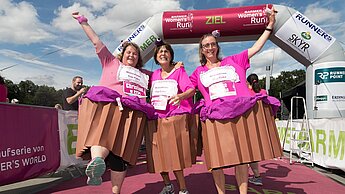 Einige Läuferinnen warfen sich mit ausgefallenen Kostümkreationen in Schale - hier in Frankfurt. © Norbert Wilhelmi