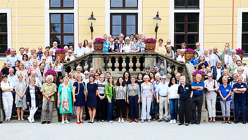 Die Stiftungsfamilie beim Stiftungstreffen 2022 in Dresden Gruppenfoto mit rund 150 Menschen beim Stiftungstreffen der Stiftung Hilfe mit Plan2022 in Dresden