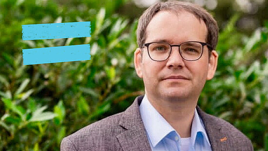 Stefan Westerschulze neben dem blauen Girls Get Equal-Gleichzeichen.
