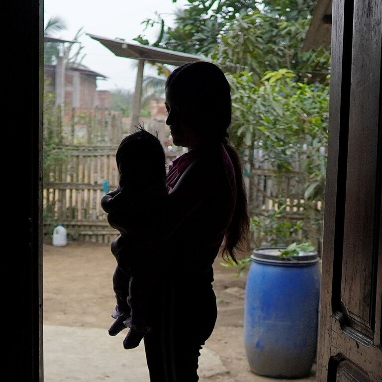 Umrisse von Jen und ihrer Tochter