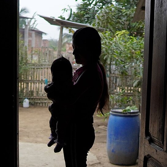 Umrisse von Jen und ihrer Tochter