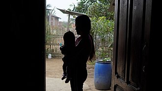 Jen und ihre Tochter im Eingang ihres Zuhauses Umrisse von Jen und ihrer Tochter
