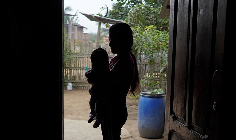 Umrisse von Jen und ihrer Tochter