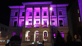 In Leipzig wurde mit dem pink erstrahlten Gromke Hörzentrum auf den Welt-Mädchentag aufmerksam gemacht.