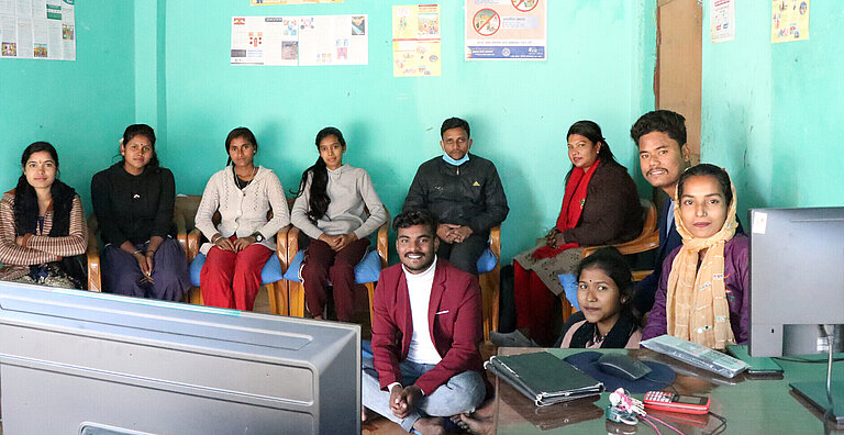 Roshani (3. v. r.) und andere junge Aktive aus dem südlichen Terai im Ressourcenzentrum von Koshi