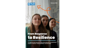 Titelbild des Reports "From Response to Resilience" Das Titelbild des Reports "From Response to Resilience", das drei Mädchen aus der Ukraine im Teenager-Alter zeigt, die in die Kamera blicken