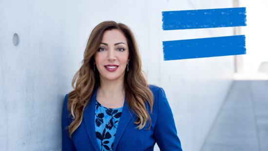 Helin Evrim Sommer neben dem blauen Girls Get Equal-Gleichzeichen.