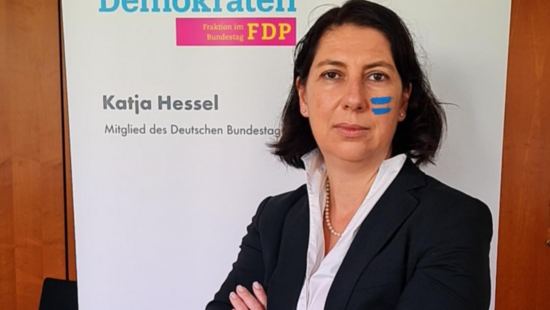 Katja Hessel mit dem blauen Girls Get Equal-Gleichzeichen auf der Wange.