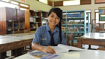 Frühverheiratung beendet die Bildung von Millionen Mädchen. Deshalb ist die Bekämpfung der Frühverheiratung, wie in Indonesien, so wichtig.