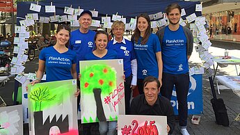 Start der Klimakampagne "#2065 – Unsere Zukunft am seidenen Faden“ mit Plan Action und dem Street-Artisten Stefan Hoch ©Plan Start der Klimakampagne "#2065 – Unsere Zukunft am seidenen Faden“ mit Plan Action und dem Street-Artisten Stefan Hoch ©Plan
