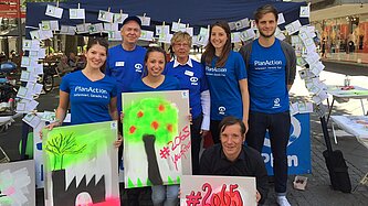 Start der Klimakampagne "#2065 – Unsere Zukunft am seidenen Faden“ mit Plan Action und dem Street-Artisten Stefan Hoch ©Plan