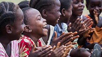 Plan International setzt sich für eine Welt ein, in der sich alle Kinder frei entfalten und entwickeln können. © Plan International / Vincent Tremeau