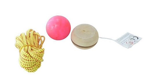10152 Spiele-Set für draußen Zusammengelegtes gelbes Gummitwist, pinkfarbener Flummi und Jojo aus Holz.