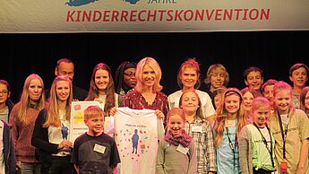 Bundesministerin Manuela Schwesig mit engagierten Kindern und Jugendlichen.