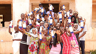 Binden für Schülerinnen in Ghana