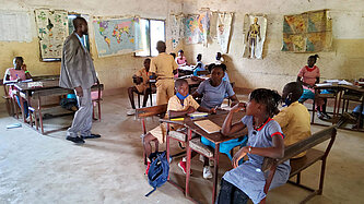 Eine Schulklasse, in der mehrere Schüler:innen sitzen