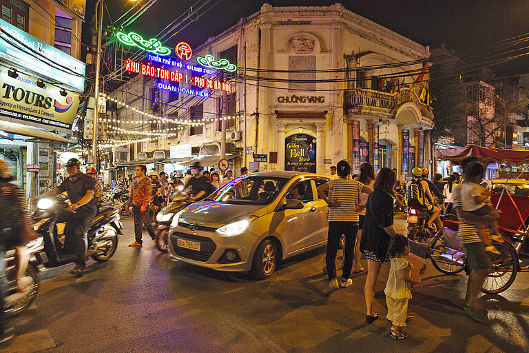 Belebte GAsse in der Altstadt von Hanoi