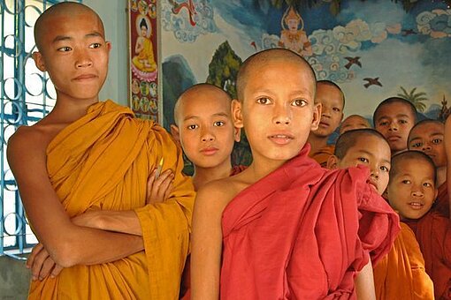 Buddhistische Kinder in Mönchsumhängen.