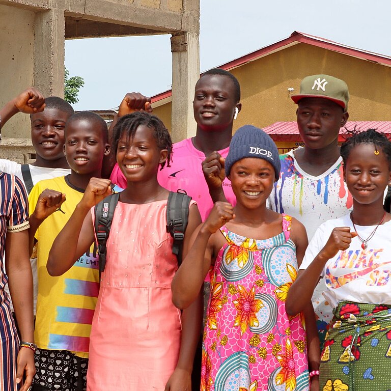 Gruppenfoto des Jugendkomitees in bunten Klamotten 