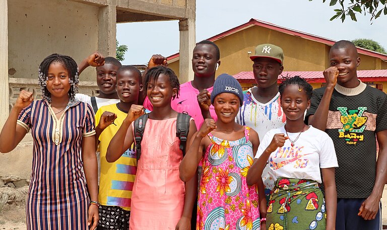 Gruppenfoto des Jugendkomitees in bunten Klamotten 
