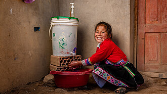 Wir verbessern die Wasserversorgung in ländlichen Gebieten in Bolivien. Das Bild stammt aus einem ähnlichen Projekt in Peru. 