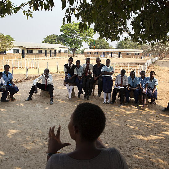 Jugendliche in Sambia diskutieren gemeinsam