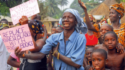 Frauen und Kinder demonstrieren bei einer Gemeindeveranstaltung gegen die weibliche Genitalverstümmelung. © Suzanne Eichel / Bild stammt aus einem ähnlichen Plan-Projekt in Sierra Leone Frauen und Kinder demonstrieren bei einer Gemeindeveranstaltung gegen die weibliche Genitalverstümmelung. © Suzanne Eichel / Bild stammt aus einem ähnlichen Plan-Projekt in Sierra Leone