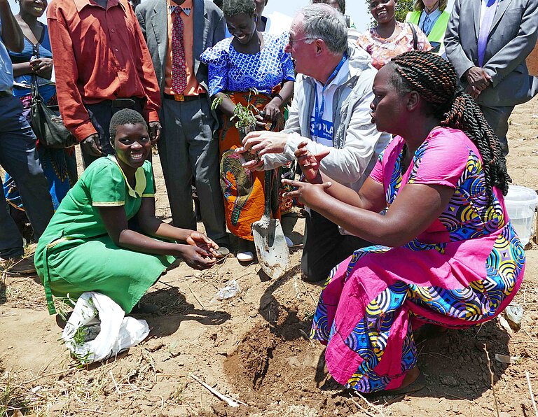 Dr. Werner Bauch in einem Plan-Projekt in Malawi