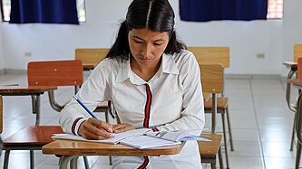 Ein Mädchen sitzt an einem Schreibtisch