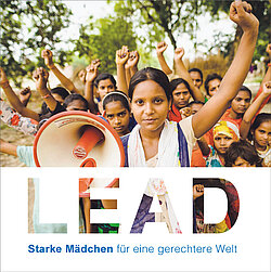 Das Cover der Broschüre zum LEAD-Fonds zeigt eine Gruppe Mädchen aus Indien, die die Fäuste in die Luft strecken und ein Megafon halten.