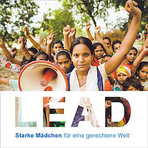 Das Cover der Broschüre zum LEAD-Fonds zeigt eine Gruppe Mädchen aus Indien, die die Fäuste in die Luft strecken und ein Megafon halten.