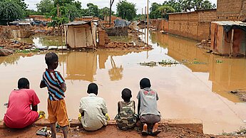 Extreme Naturereignisse werden häufig zu humanitären Katastrophen - insbesondere geflüchtete Menschen sind einem erhöhten Risiko ausgesetzt. © Plan International