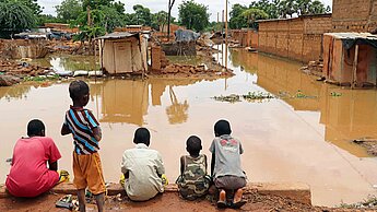 Extreme Naturereignisse werden häufig zu humanitären Katastrophen - insbesondere geflüchtete Menschen sind einem erhöhten Risiko ausgesetzt. © Plan International Extreme Naturereignisse werden häufig zu humanitären Katastrophen - insbesondere geflüchtete Menschen sind einem erhöhten Risiko ausgesetzt. © Plan International