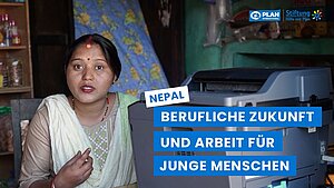 Frau in Nepal spricht über berufliche Zukunft und Arbeit für junge Menschen, Plan International Projekt