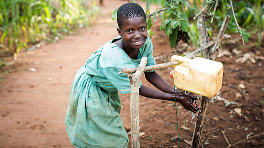 Gründliches Händewaschen mit Wasser und Seife ist eine der wichtigsten Maßnahmen zur Vorbeugung einer Corona-Infektion. © Plan International / Anne Ackermann / Bild stammt aus einem ähnlichen Plan-Projekt in Uganda.