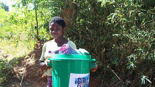 Zur Verbesserung der Hygienesituation verteilen wir Hygiene-Boxen in den Gemeinden. © Plan International / Bild stammt aus einem ähnlichen Plan-Projekt in Malawi..