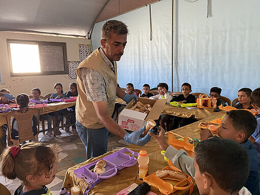 Kinder essen im Lernzentrum