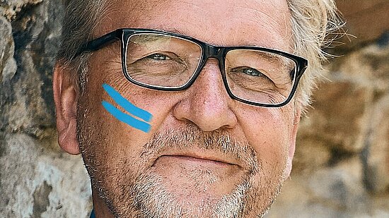 Chris Andrä mit dem blauen Girls Get Equal Gleichzeichen auf der Wange.
