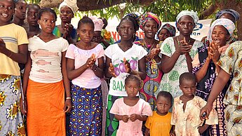 Schätzungen zufolge sind weltweit rund 100 bis 140 Millionen Frauen, Mädchen und Babys an ihren Genitalien verstümmelt. © Seydou Dolo/Plan