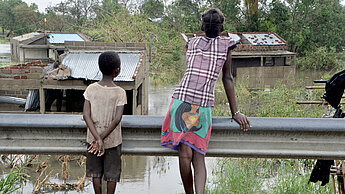Angesichts des Brackwassers und der schlechten sanitären Versorgung in den Katastrophengebieten kann es zu Typhus- und Malaria-Epidemien kommen.