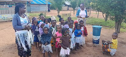 Zwei Frauen betreuen eine Gruppe Kleinkinder