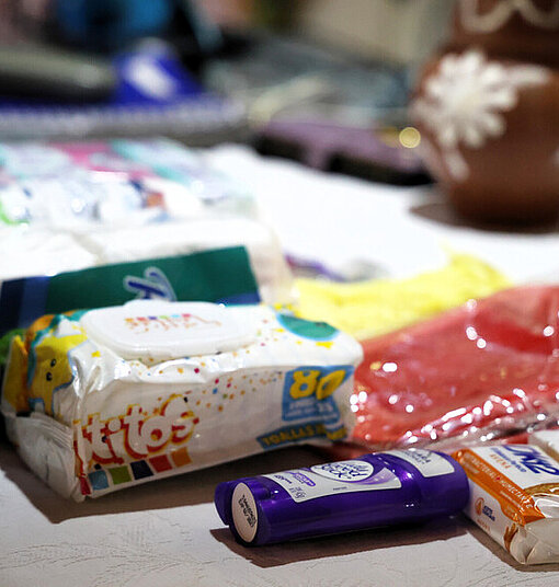 Menstruationsprodukte liegen auf einem Tisch im Rahmen des Plan-Projektes