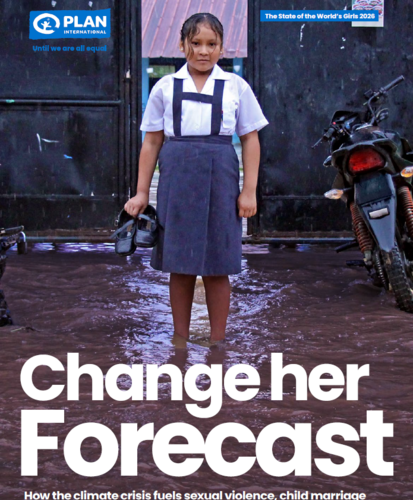 Das Cover des Weltmädchenberichts 2026 zeigt ein Mädchen in Schuluniform, das knöcheltief in schlammigem Wasser steht. Darunter steht der Titel "Change her Forecast" zu Deutsch "Ändere ihre Prognose".