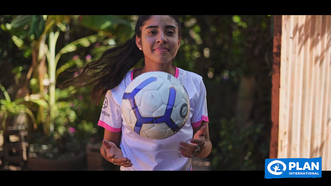 Thumbnail Video: Eine junge Frau wirft locker einen Fußball in die Luft.