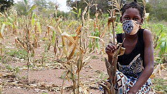 Dürren bedrohen immer mehr Familien im südlichen Afrika, wie dieses Mädchen in Mozambique. ©Plan International