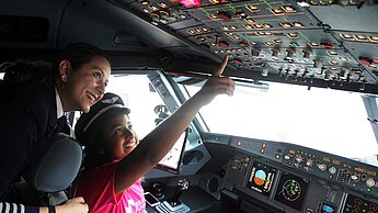 Die 14-jährige Gabriela aus Ecuador konnte einen Tag lang ausprobieren, wie es ist, als Pilotin und Flugbegleiterin bei einer großen Airline zu arbeiten. Während eines Kurzstreckenfluges der lateinamerikanischen Fluggesellschaft LATAM durfte sie sogar mit ins Cockpit und ließ sich die Technik erklären. © Plan International