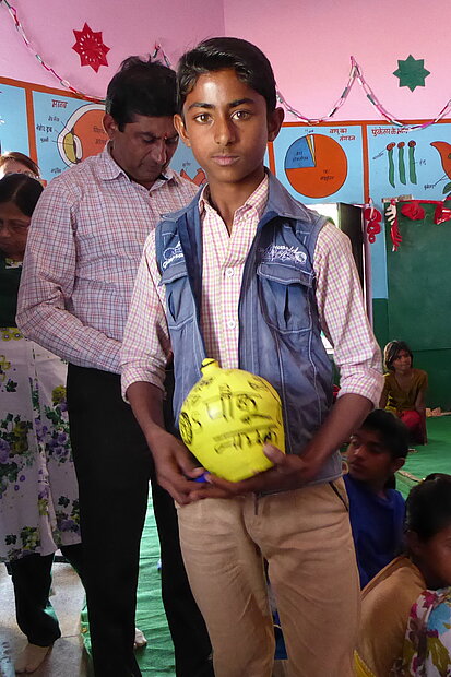 Vishnu, zwölfjähriger Präsident des Jugendclubs, weiß genau, worauf es für die Kids seiner Region ankommt.